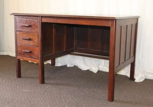 A STUNNING VINTAGE 3-DRAWERS SOLID PARTRIDGE-WOOD OFFICE/ EXECUTIVES DESK IN AWESOME CONDITION