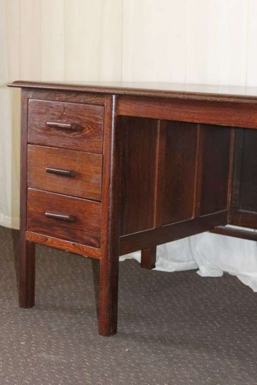 A STUNNING VINTAGE 3-DRAWERS SOLID PARTRIDGE-WOOD OFFICE/ EXECUTIVES DESK IN AWESOME CONDITION