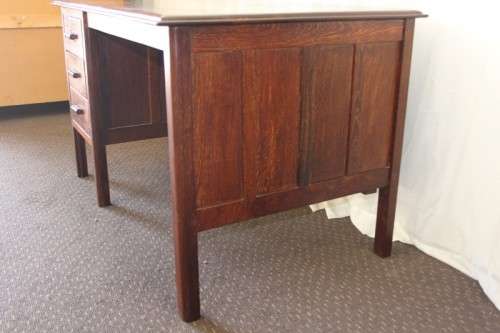 A STUNNING VINTAGE 3-DRAWERS SOLID PARTRIDGE-WOOD OFFICE/ EXECUTIVES DESK IN AWESOME CONDITION
