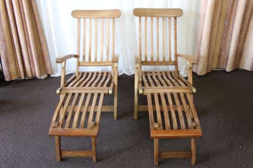 2x STUNNING & STYLISH OUTDOOR WOODEN FOLDING LOUNGE CHAIRS WITH BRASS EMBELLISHMENTS bid/chair