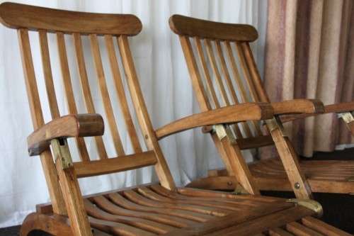 2x STUNNING & STYLISH OUTDOOR WOODEN FOLDING LOUNGE CHAIRS WITH BRASS EMBELLISHMENTS bid/chair