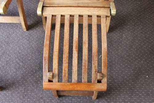 2x STUNNING & STYLISH OUTDOOR WOODEN FOLDING LOUNGE CHAIRS WITH BRASS EMBELLISHMENTS bid/chair