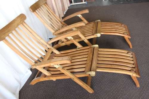 2x STUNNING & STYLISH OUTDOOR WOODEN FOLDING LOUNGE CHAIRS WITH BRASS EMBELLISHMENTS bid/chair