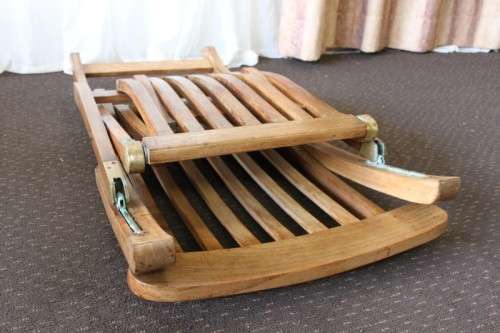 2x STUNNING & STYLISH OUTDOOR WOODEN FOLDING LOUNGE CHAIRS WITH BRASS EMBELLISHMENTS bid/chair