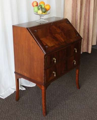 A MAGNIFICENT ANTIQUE FLIP-TOP WRITING DESK WITH TWO DRAWERS AND INLAY DETAILING