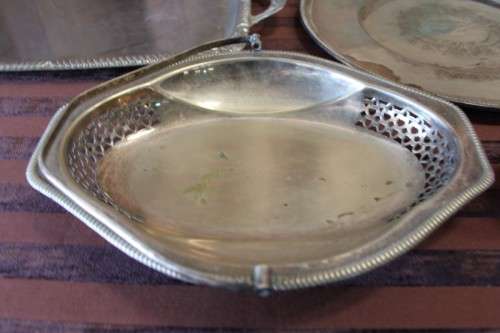 A WONDERFUL COLLECTION OF ASSORTED METAL WARE INCL. A SERVING TRAY, BOWL & ENGRAVED PLATE