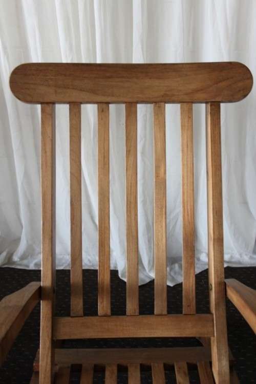 2x STUNNING & STYLISH OUTDOOR WOODEN FOLDING LOUNGE CHAIRS WITH BRASS EMBELLISHMENTS bid/chair