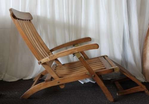 2x STUNNING & STYLISH OUTDOOR WOODEN FOLDING LOUNGE CHAIRS WITH BRASS EMBELLISHMENTS bid/chair