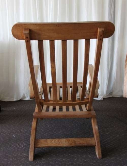 2x STUNNING & STYLISH OUTDOOR WOODEN FOLDING LOUNGE CHAIRS WITH BRASS EMBELLISHMENTS bid/chair