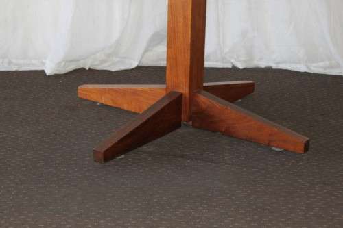 AN AWESOME LARGE ROUND SOLID BLACKWOOD DINING ROOM TABLE WITH A STURDY CENTRED LEG