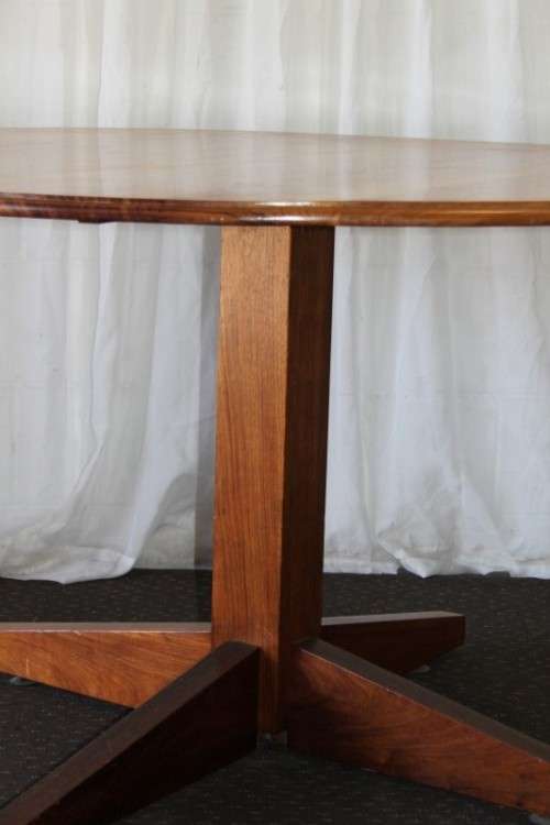 AN AWESOME LARGE ROUND SOLID BLACKWOOD DINING ROOM TABLE WITH A STURDY CENTRED LEG