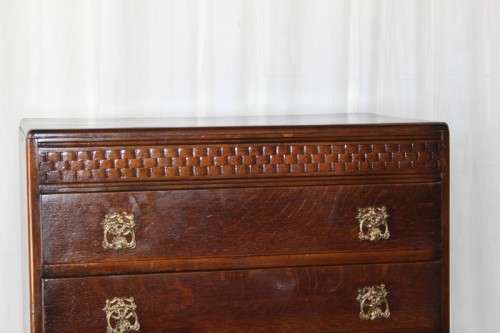 A BEAUTIFUL SOLIDLY BUILT 5-DRAWER CHEST OF DRAWERS WITH STUNNING STYLING & ORNATE HANDLES