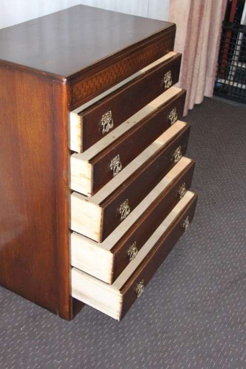 A BEAUTIFUL SOLIDLY BUILT 5-DRAWER CHEST OF DRAWERS WITH STUNNING STYLING & ORNATE HANDLES