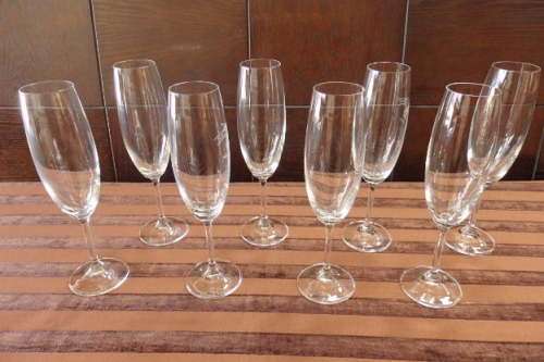 AN AWESOME COLLECTION OF EIGHT TALL FLUTED CHAMPAGNE GLASSES IN GREAT CONDITION