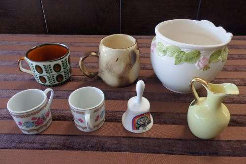 A FANTASTIC COLLECTION OF ASSORTED PORCELAIN INCLUDING CRESCENT POTTERIES AND MORE