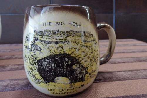 A FANTASTIC COLLECTION OF ASSORTED PORCELAIN INCLUDING CRESCENT POTTERIES AND MORE