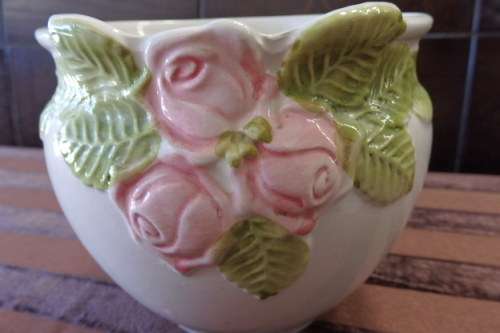 A FANTASTIC COLLECTION OF ASSORTED PORCELAIN INCLUDING CRESCENT POTTERIES AND MORE