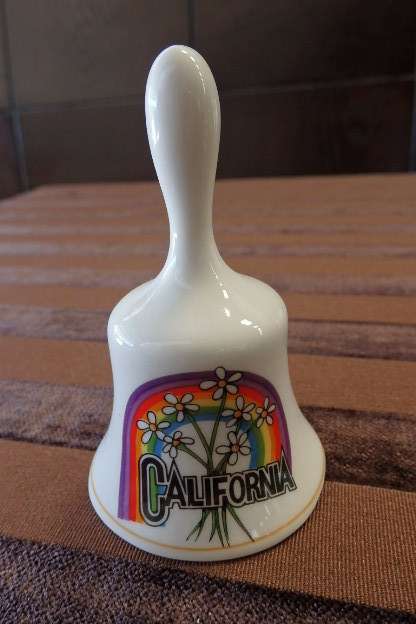 A FANTASTIC COLLECTION OF ASSORTED PORCELAIN INCLUDING CRESCENT POTTERIES AND MORE