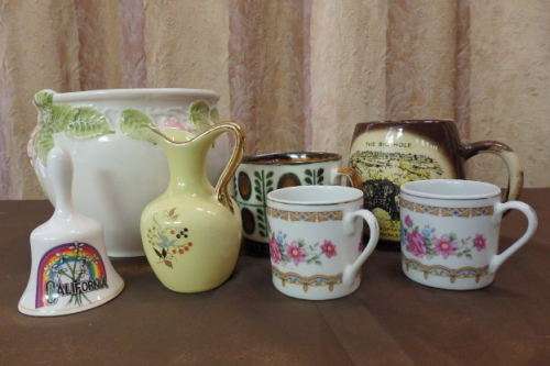 A FANTASTIC COLLECTION OF ASSORTED PORCELAIN INCLUDING CRESCENT POTTERIES AND MORE