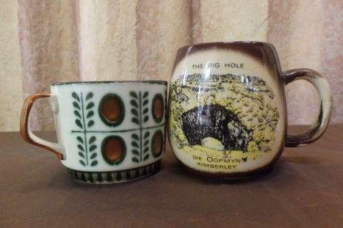 A FANTASTIC COLLECTION OF ASSORTED PORCELAIN INCLUDING CRESCENT POTTERIES AND MORE