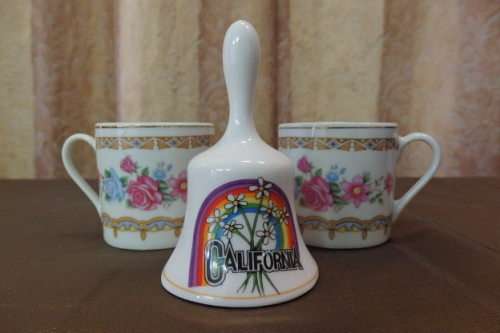 A FANTASTIC COLLECTION OF ASSORTED PORCELAIN INCLUDING CRESCENT POTTERIES AND MORE