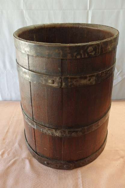 AN AMAZING ANTIQUE OAK BUTTER CHURNING BARREL WITH ORIGINAL HOOPS IN AWESOME CONDITION