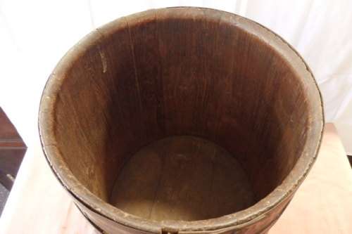AN AMAZING ANTIQUE OAK BUTTER CHURNING BARREL WITH ORIGINAL HOOPS IN AWESOME CONDITION