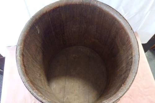 AN AMAZING ANTIQUE OAK BUTTER CHURNING BARREL WITH ORIGINAL HOOPS IN AWESOME CONDITION