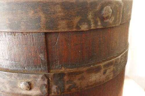 AN AMAZING ANTIQUE OAK BUTTER CHURNING BARREL WITH ORIGINAL HOOPS IN AWESOME CONDITION