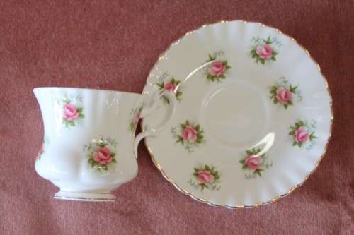A BEAUTIFUL VINTAGE ROYAL ALBERT FINE BONE CHINA "FORGET-ME-NOT ROSE" CUP & SAUCER DUO - GORGEOUS!!