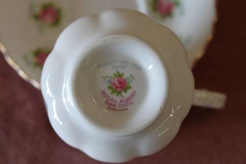 A BEAUTIFUL VINTAGE ROYAL ALBERT FINE BONE CHINA "FORGET-ME-NOT ROSE" CUP & SAUCER DUO - GORGEOUS!!