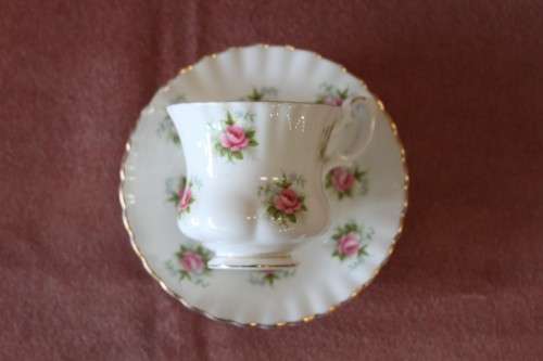 A BEAUTIFUL VINTAGE ROYAL ALBERT FINE BONE CHINA "FORGET-ME-NOT ROSE" CUP & SAUCER DUO - GORGEOUS!!