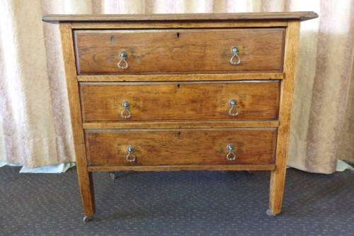 AN EXQUISITE ANTIQUE SOLID OAK THREE DRAWER CHEST OF DRAWERS ON ITS ORIGINAL CASTORS = FABULOUS!!!