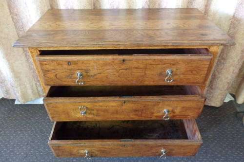 AN EXQUISITE ANTIQUE SOLID OAK THREE DRAWER CHEST OF DRAWERS ON ITS ORIGINAL CASTORS = FABULOUS!!!