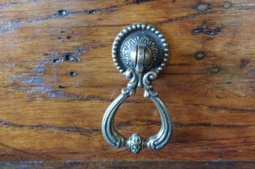AN EXQUISITE ANTIQUE SOLID OAK THREE DRAWER CHEST OF DRAWERS ON ITS ORIGINAL CASTORS = FABULOUS!!!