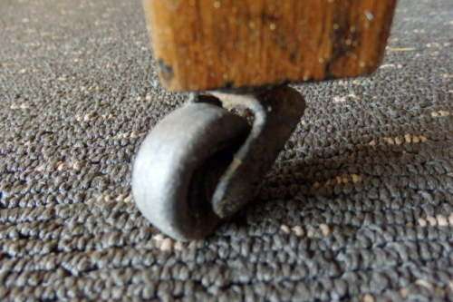 AN EXQUISITE ANTIQUE SOLID OAK THREE DRAWER CHEST OF DRAWERS ON ITS ORIGINAL CASTORS = FABULOUS!!!