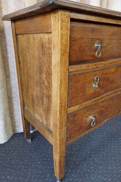 AN EXQUISITE ANTIQUE SOLID OAK THREE DRAWER CHEST OF DRAWERS ON ITS ORIGINAL CASTORS = FABULOUS!!!