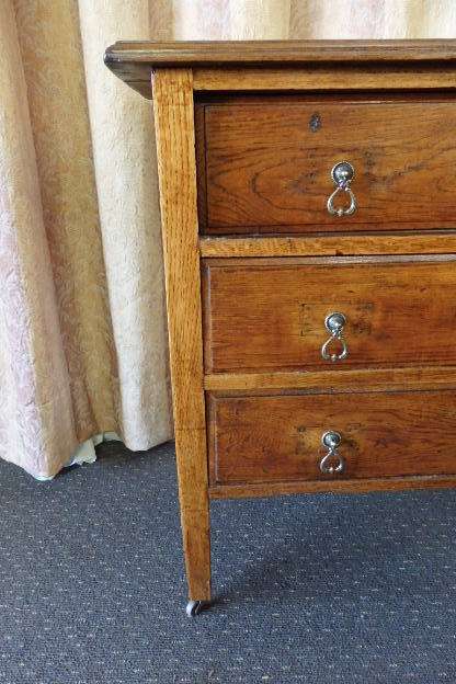 AN EXQUISITE ANTIQUE SOLID OAK THREE DRAWER CHEST OF DRAWERS ON ITS ORIGINAL CASTORS = FABULOUS!!!