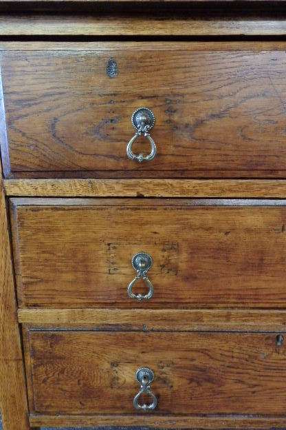 AN EXQUISITE ANTIQUE SOLID OAK THREE DRAWER CHEST OF DRAWERS ON ITS ORIGINAL CASTORS = FABULOUS!!!