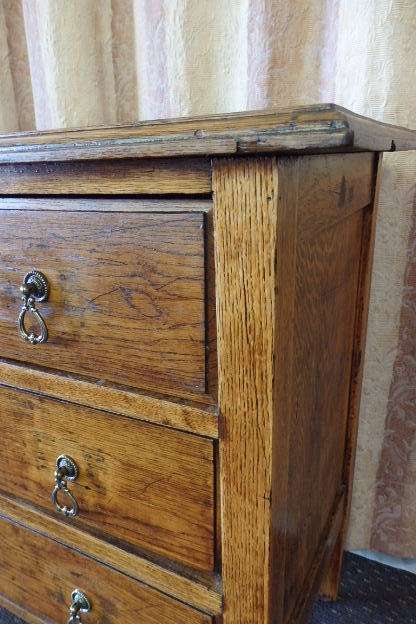 AN EXQUISITE ANTIQUE SOLID OAK THREE DRAWER CHEST OF DRAWERS ON ITS ORIGINAL CASTORS = FABULOUS!!!