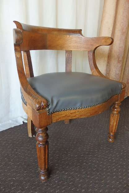 A SPECTACULAR ANTIQUE HAND CARVED SOLID OAK CAPTAINS CHAIR WITH "SHERATON" FLUTED TURNED LEGS