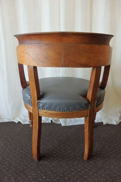 A SPECTACULAR ANTIQUE HAND CARVED SOLID OAK CAPTAINS CHAIR WITH "SHERATON" FLUTED TURNED LEGS
