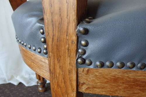 A SPECTACULAR ANTIQUE HAND CARVED SOLID OAK CAPTAINS CHAIR WITH "SHERATON" FLUTED TURNED LEGS