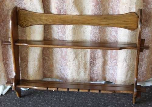 A BEAUTIFUL VINTAGE WALL MOUNTABLE DISPLAY STAND WITH GROOVED SHELVES FOR DISPLAYING PLATES