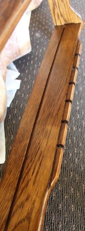 A BEAUTIFUL VINTAGE WALL MOUNTABLE DISPLAY STAND WITH GROOVED SHELVES FOR DISPLAYING PLATES