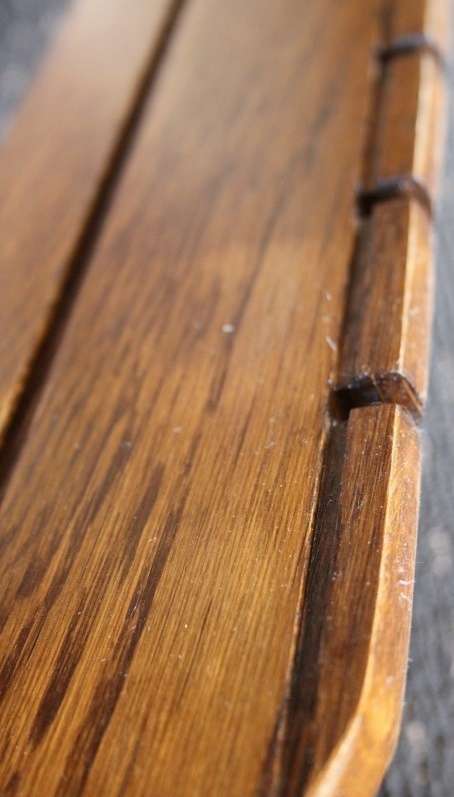 A BEAUTIFUL VINTAGE WALL MOUNTABLE DISPLAY STAND WITH GROOVED SHELVES FOR DISPLAYING PLATES