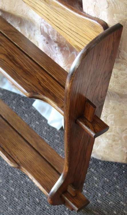 A BEAUTIFUL VINTAGE WALL MOUNTABLE DISPLAY STAND WITH GROOVED SHELVES FOR DISPLAYING PLATES