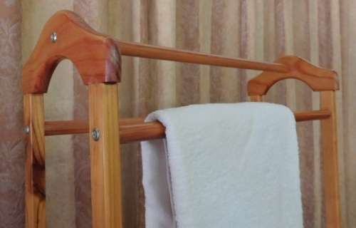 A STUNNING WOODEN "FREESTANDING" 3-RAIL TOWEL RACK IN EXCELLENT CONDITION!!!