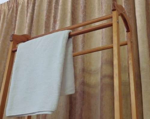 A STUNNING WOODEN "FREESTANDING" 3-RAIL TOWEL RACK IN EXCELLENT CONDITION!!!
