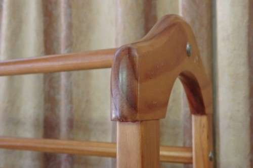 A STUNNING WOODEN "FREESTANDING" 3-RAIL TOWEL RACK IN EXCELLENT CONDITION!!!